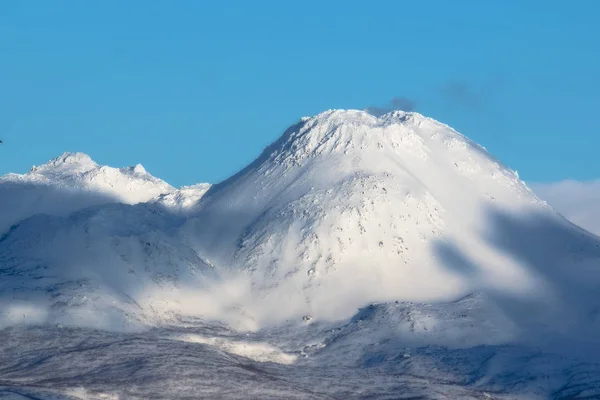 Schneebedeckter Vulkan auf den kuril Islands — Stockfoto