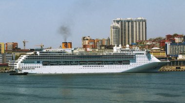 Vladivostok, Primorsky Krai, Rusya 05\18\2016 cruise gemisi Costa Victoria Vladivostok Deniz Terminali iskelede horodca binalar arka plan üzerinde yerleştirilmiş