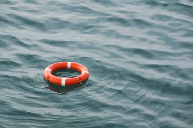 Kurtuluş kavram olarak dalgalar turuncu lifebuoy