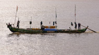 Cote de sahili 06\20\2014 Afrika balıkçılara dışarı deniz uzun bir tekne