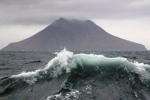 Kuril Adaları arka plan üzerinde dalga deniz