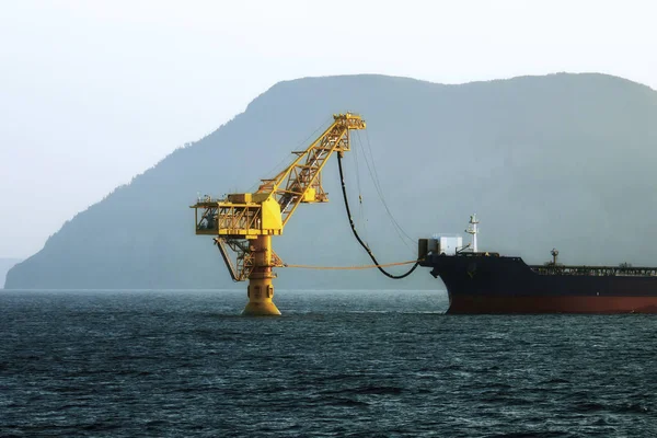 Tanker Loading Crude Oil — Stock Photo, Image