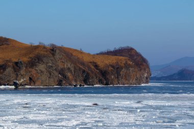 kışın dondurucu denize yakın kayalık Cape