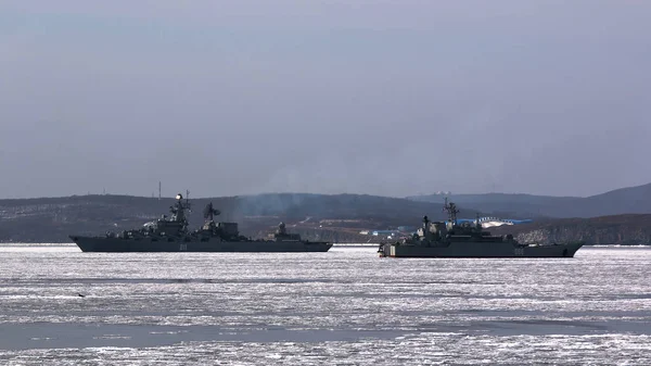 Vladivostok, Primorsky Krai, Rusya 02\16\2018 gemileri Rus Donanması füze kruvazörü Varyag ve bir büyük Oslabla ev liman öğretilerini almak gemi açılış
