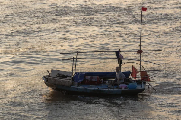 Haiphong Vietnam 2018 Vietnamese Fisherman Wooden Motor Boat Goes Fishing — Stock Photo, Image