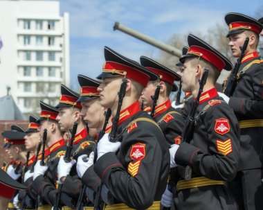 Korabelnaya dolgu'Zafer Bayramı kutlamaları, Vladivostok, Primorsky Krai, Rusya 05/09/2018 öğrenciler Kalaşnikof ile Suvorov okulun tüfekler