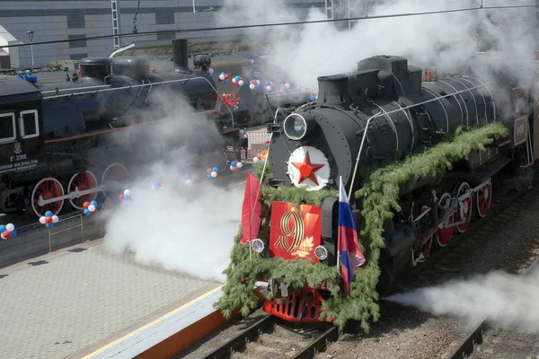 旧蒸汽机车装饰与雪松枝的花圈胜利日战胜纳粹德国在符拉迪沃斯托克俄罗斯平台 — 图库照片