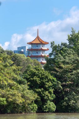Singapur 'daki Çin Bahçe Gölü kıyısındaki Pagoda Kulesi.