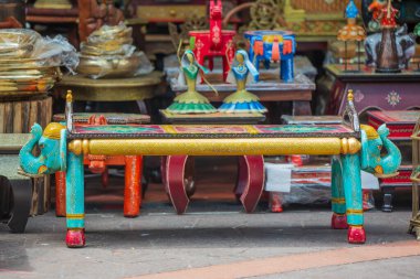 Tüccarın dükkanında renkli el yapımı hediyelikler.