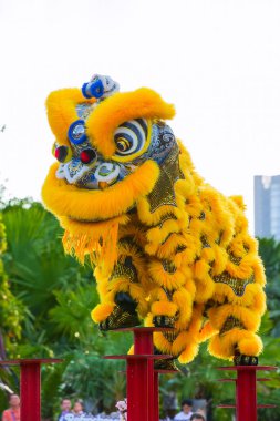 Singapur 'daki Çinli yeni yıl sanatçılarının kostümlü performansı        