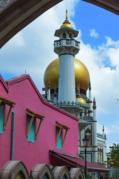 新加坡马来人传统区阿拉伯街上的Masjid Sultan清真寺和壁画 — 图库照片
