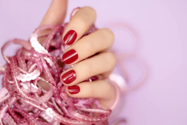 Женская рука с розовым блеском дизайн ногтей — стоковое фото