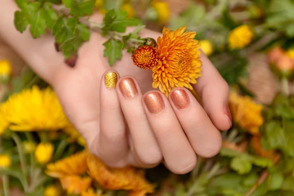 Γυναικείο χέρι με πορτοκαλί glitter nail design — Φωτογραφία Αρχείου