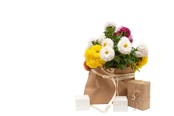 Bouquet de fleurs et coffret cadeau sur fond blanc . — Photo