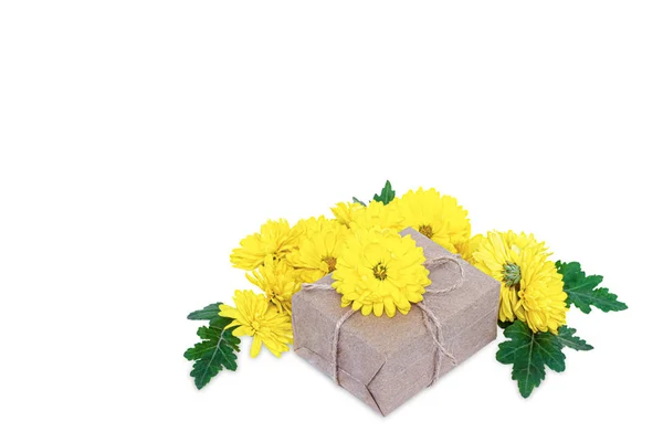 Coffret cadeau enveloppé décoré de fleurs jaunes de printemps . — Photo