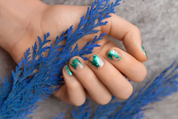 Kobieca ręka z zieloną folią projekt paznokci — Zdjęcie stockowe
