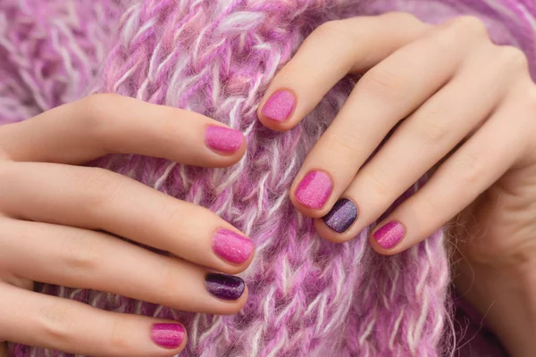 Розовый дизайн ногтей. Маникюрные женские руки на розовом фоне . — стоковое фото