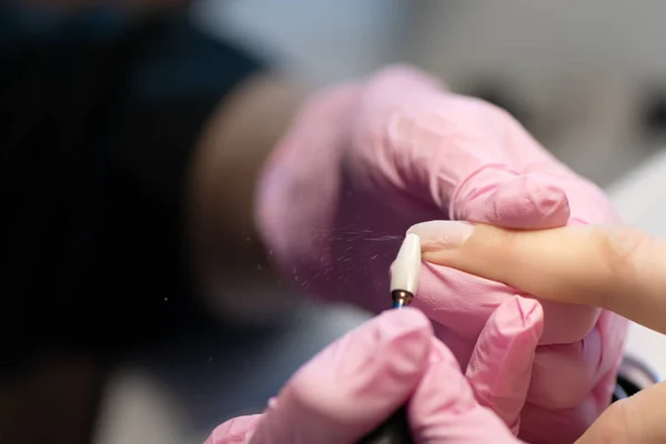 Manicurist gör gel spik design för kunden, närbild. — Stockfoto