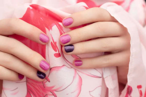 Pink nail design. Female hands with glitter manicure. — Stock Photo, Image