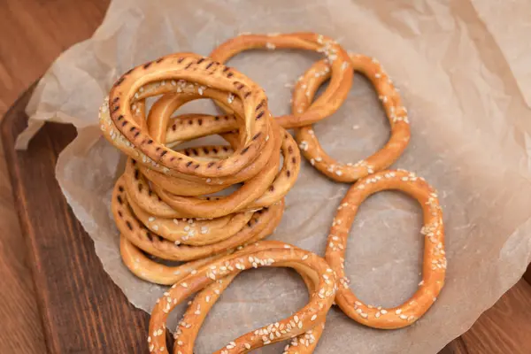 Cumulo di bagel con semi di sesamo su sfondo di legno — Foto Stock