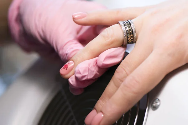 Pink søm design. Kvindelig hånd med glitter manicure . - Stock-foto