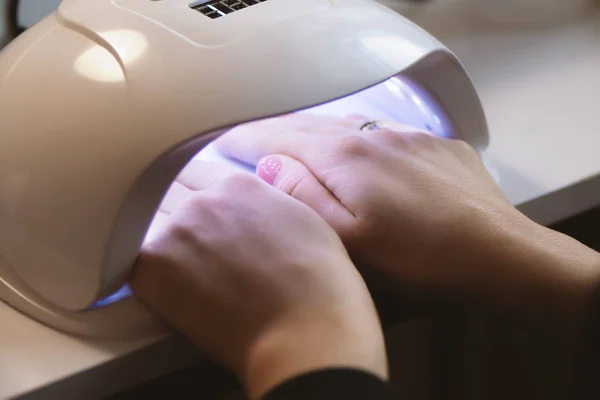 Manicurist gör gel spik design för kunden, närbild. — Stockfoto