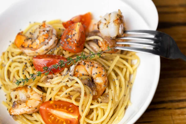 Espaguetis con gambas fritas y tomates frescos . — Foto de Stock