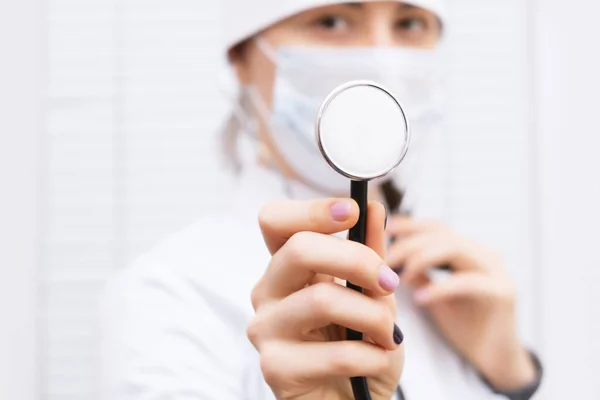Лікар в білому пальто зі стетоскопом, крупним планом . — стокове фото