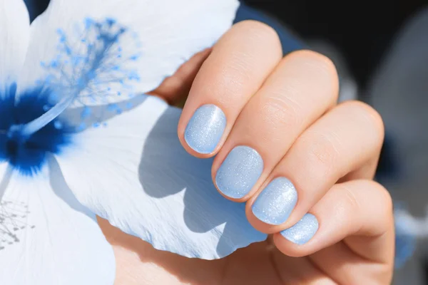 Синий дизайн ногтей. Женские руки с блестящим маникюром . — стоковое фото
