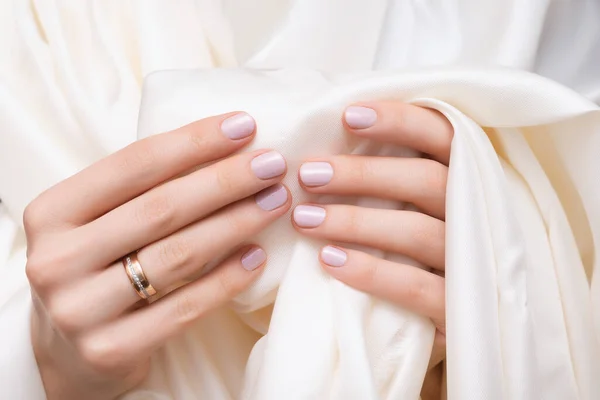 Różowy wzór paznokci. Kobiece dłonie z manicure brokatowym. — Zdjęcie stockowe