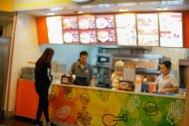 Soyut bulanık insanlar hamburger ve kahve dükkanı kafede yiyecek 