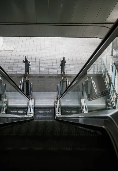 Vista superior del edificio exterior escaleras mecánicas y escaleras sin peo — Foto de Stock