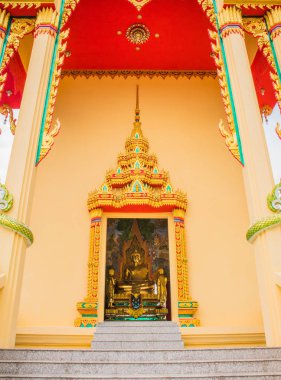 Tapınağın kapısının içinden Buddha heykeli görünümü. Türkiye 'de generality, Budist kilise, tapınak pavilyonu, tapınak salonu, keşiş evi vb dekore sanat her türlü sanatçı kiralamak için insanlar tarafından bağışlanan para ile oluşturuldu. Onlar kamu alan veya treas vardır