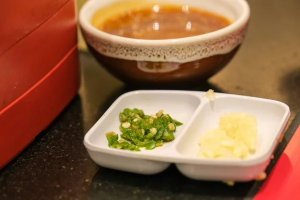 Menutup wijen dan kecap dengan segelas cabai cincang dan bawang putih — Stok Foto