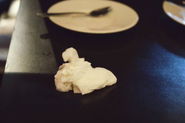 Soğuk algınlığı ve grip mevsimi veya temizlik konsepti için kullanımdan sonra buruşuk kağıt dokusu, ahşap masaya yerleştirilir, yakın plan bulanık