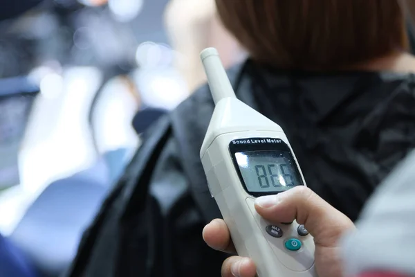 Messung des Veranstaltungslärms in der Halle mit einem Schallpegelmesser. — Stockfoto