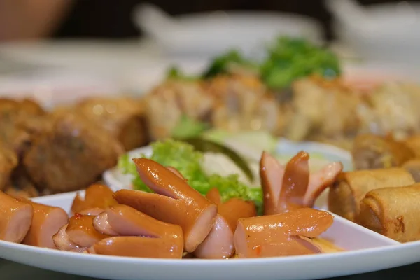 Diiris di piring dalam bentuk sosis ham dan sayuran di sebuah restoran, hidangan pembuka, fokus yang dipilih — Stok Foto