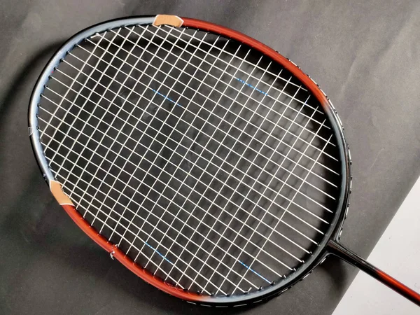 Raquete de badminton quebrado no fundo preto — Fotografia de Stock