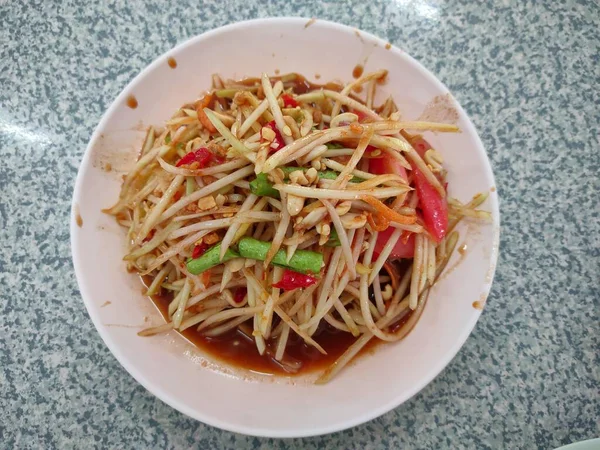 Berömd thailändsk mat, papaya sallad eller vad vi kallade "Somtum" på thailändska, Ovanifrån — Stockfoto