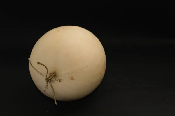 Cantaloupe Meloen op de zwarte achtergrond met ruimte voor zet de tekst — Stockfoto