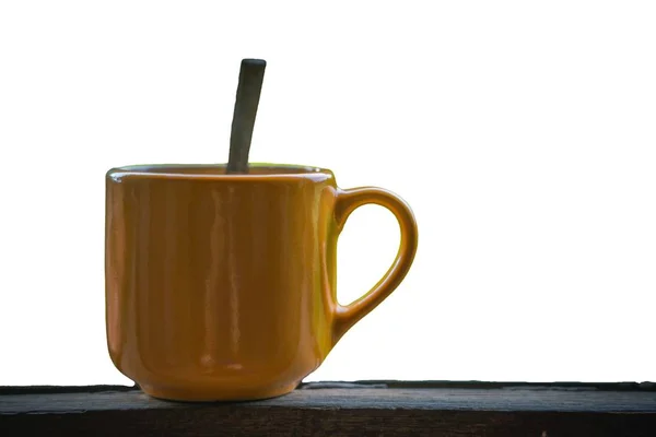 Kaffeetasse auf Holztisch mit weißem Hintergrund — Stockfoto