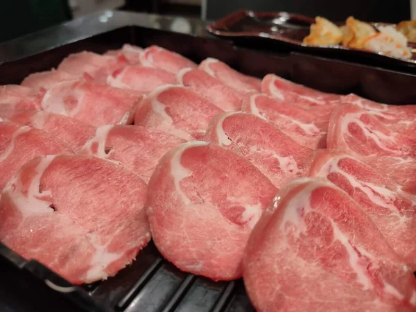 Het Verse Varkensvlees Gesneden Voor Japanse Hete Pot Zwarte Plaat — Stockfoto