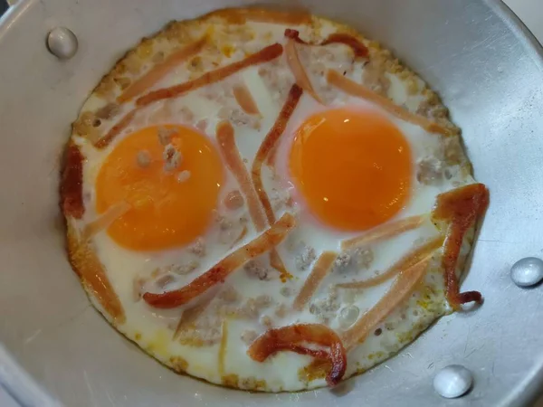 Stekta Äggen Stekpanna Med Körsbärstomater Och Bröd Till Frukost Stålbakgrund — Stockfoto