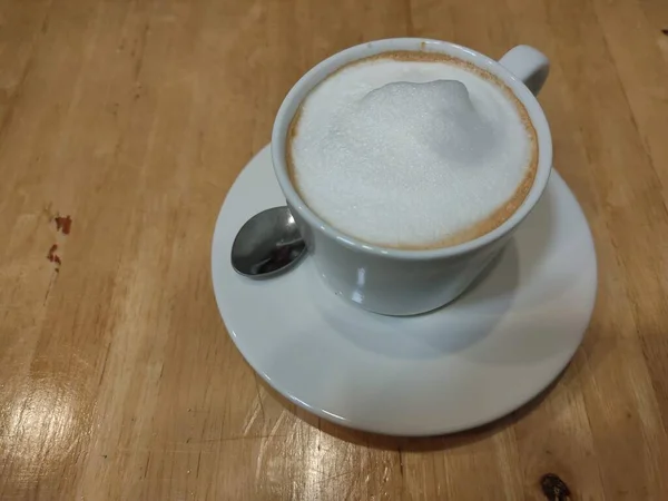 Die Weiße Kaffeetasse Auf Dem Holztisch Für Den Hintergrund — Stockfoto