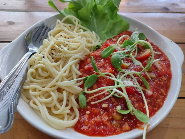 Smakelijke Klassieke Italiaanse Spaghetti Pasta Met Tomatensaus Kaas Parmezaanse Kaas — Stockfoto