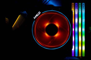 Chonburi, Tayland - 16 Mayıs 2020: İşlemci Ryzen9 3900X için AMD Wraith Prism Cooler renklendiricisi ve bilgisayar çantasında dört DELTA RGB DR4 DIMs.