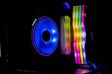 Chonburi, Tayland - 16 Mayıs 2020: İşlemci Ryzen9 3900X için AMD Wraith Prism Cooler renklendiricisi ve bilgisayar çantasında dört DELTA RGB DR4 DIMs.