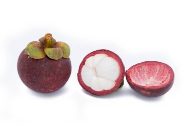 Mangosteen ve enine kesitinde, meyvelerin kraliçesinin kalın mor derisi ve beyaz eti, bir kasede sıralanmış lezzetli mangosteen meyvesi, Mangosteen eti, yakından. Mangosteen.