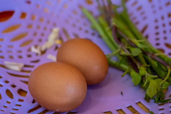 Två Kycklingäggen Den Lila Korgen För Matlagning — Stockfoto