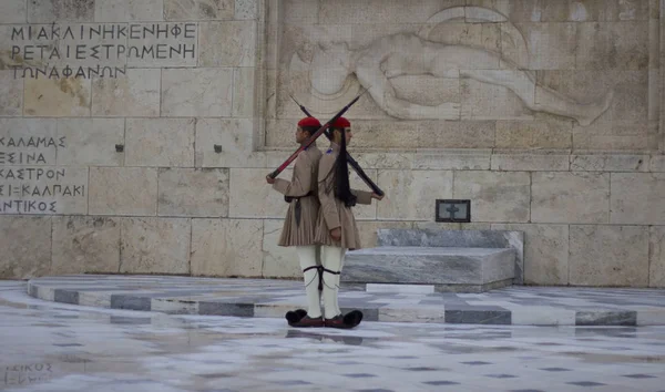 Atina evzones muhafız olarak değiştirilmesi